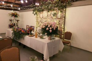 stół młodej pary w czasie ślubu i wesela w plenerze - Sala weselna w Gospodarstwie Dębowy Las w Elżbiecinie koło Łomży