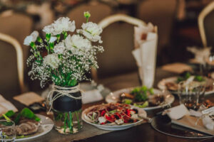 stoły z przekąskami i kwiatami - wesele i ślub w plenerze w Dębowym Lesie w Elżbiecinie koło Łomży