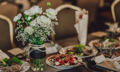 stoły z przekąskami i kwiatami - wesele i ślub w plenerze w Dębowym Lesie w Elżbiecinie koło Łomży
