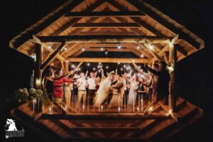 rozbawieni goście na weselu w plenerze w Dębowym Lesie w Elżbiecinie koło Łomży