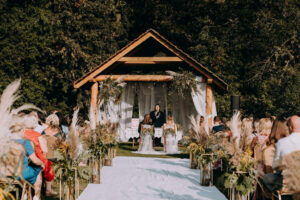 Urzędnik udziela ślubu cywilnego w plenerze w pięknym otoczeniu drzew w Gospodarstwie Dębowy Las w Elżbiecinie koło Łomży