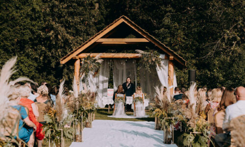 Urzędnik udziela ślubu cywilnego w plenerze w pięknym otoczeniu drzew w Gospodarstwie Dębowy Las w Elżbiecinie koło Łomży