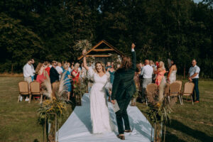 młoda para tuż po ślubie w plenerze w Dębowym Lesie koło Łomży - najlepszym miejscu na tego rodzaju imprezę