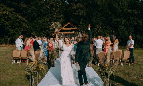 młoda para tuż po ślubie w plenerze w Dębowym Lesie koło Łomży - najlepszym miejscu na tego rodzaju imprezę