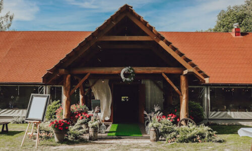 Sala weselna w Gospodarstwie Dębowy Las w Elżbiecinie koło Łomży - wejście do sali