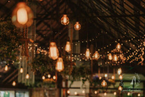 Rustykalne oświetlenie sali weselnej w Dębowym Lesie w czasie wesela i ślubu w plenerze
